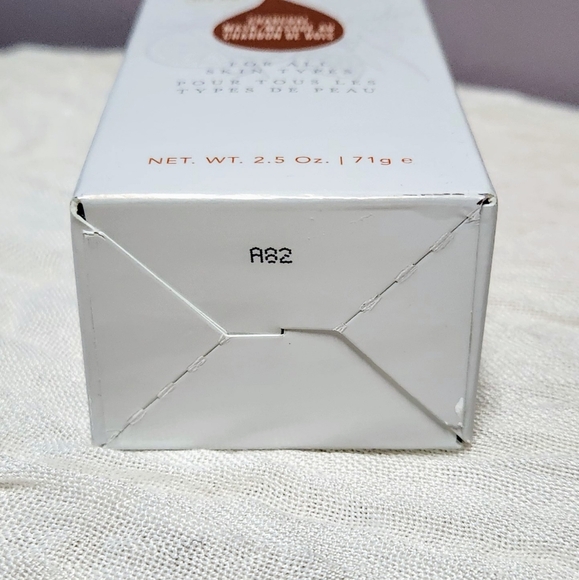 YOUNG LIVING CHARCOAL MASK (71G) - Picture 4 of 4